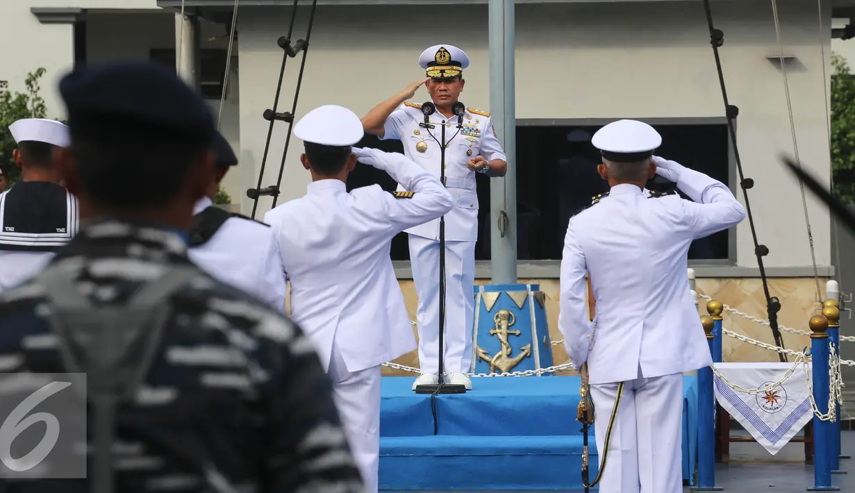 Panglima Komando Lintas Laut Militer (Kolinlamil) Laksamana Muda TNI Aan Kurnia memberi hormat kepada prajurit dalam HUT Komando Lintas Laut Militer (Kolinlamil) ke-55 di Markas Kolinlamil, Jakarta, Jumat (1/7). (Liputan6.com/Faizal Fanani)