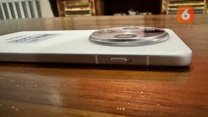 <p>Tombol silent di Oppo Find X8 Pro. (Liputan6.com/ Yuslianson)</p>
