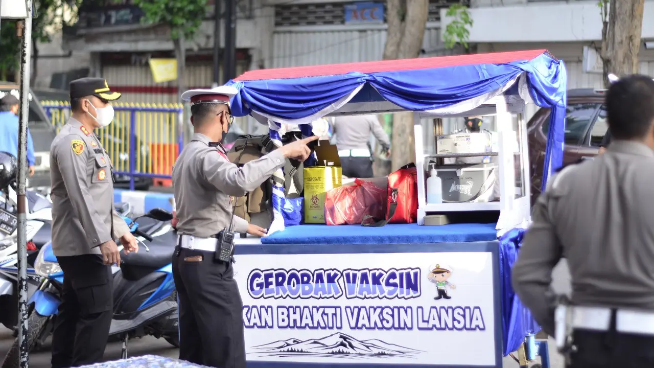 Gerobak vaksin di Probollinggo. (Dian Kurniawan/Liputan6.com)
