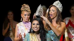 Ashley Burnham, kontestan dari Kanada dipasangkan mahkota usai dinobatkan sebagai pemenang ajang Mrs Universe 2015 di Minsk, Belarus, Sabtu (29/8/2015). (REUTERS/Vasily Fedosenko)