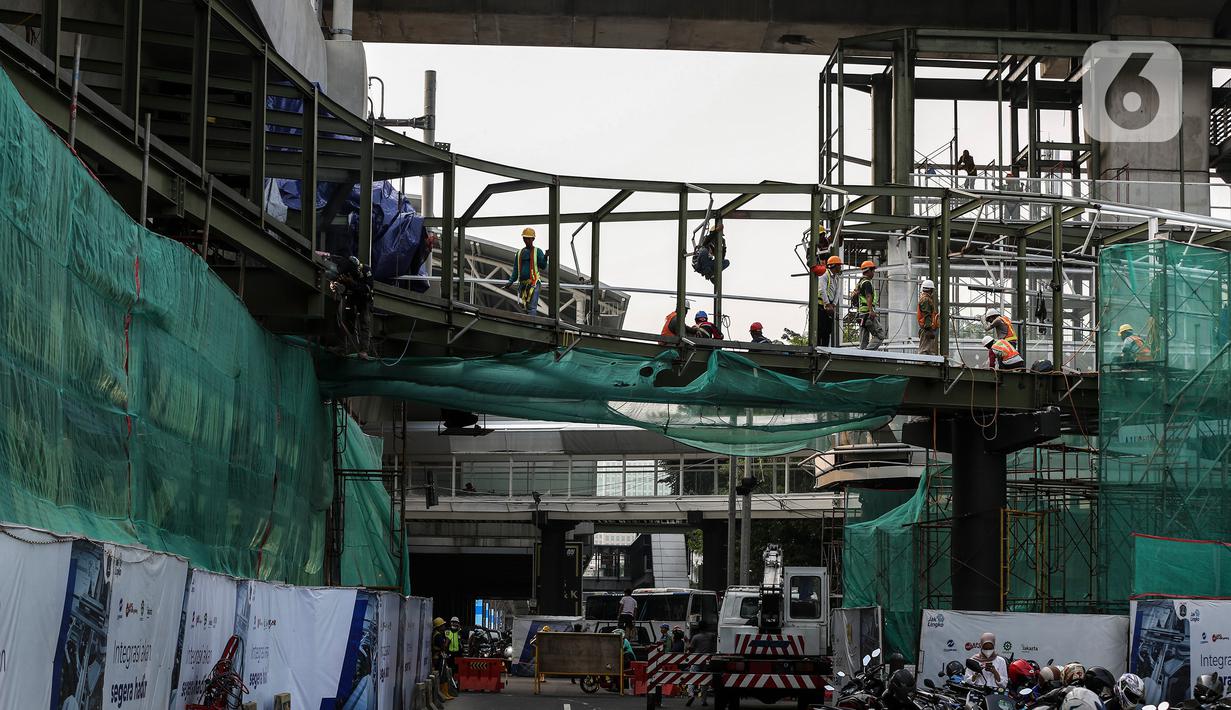 Pekerja menyelesaikan pembangunan halte Centrale Stichting Wederopbouw (CSW) di kawasan Kebayoran Baru, Jakarta, Selasa (8/6/2021). Halte ini dijadwalkan akan diresmikan pada 22 Juni 2021. (Liputan6.com/Johan Tallo)