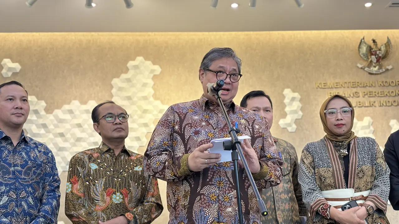 Menteri Koordinator Bidang Perekonomian Airlangga Hartarto saat ditemui di Kantor Kemenko Perekonomian, Jakarta Pusat, Jumat (5/12/2025). (Foto: Liputan6.com/Tira Santia)