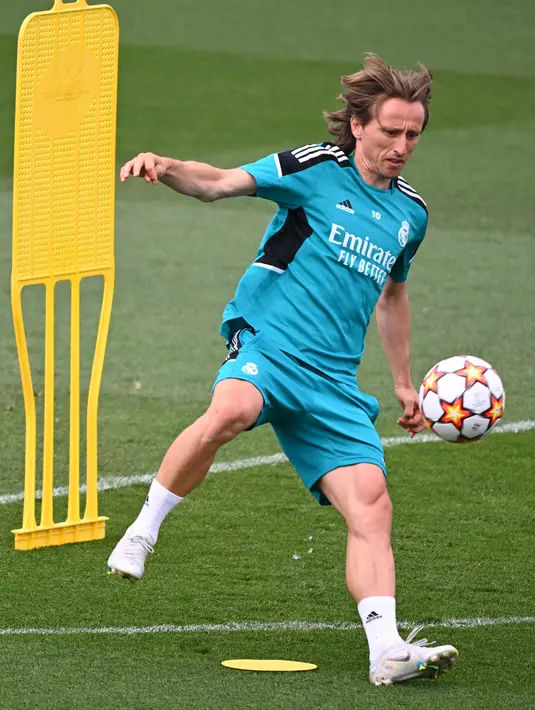 Gelandang Real Madrid Luka Modric menghadiri sesi latihan menjelang pertandingan final Liga Champions di Ciudad Real Madrid di Valdebebas, Selasa (24/5/2022). Big match antara Liverpool dan Real Madrid akan tersaji di final Liga Champions 2021-2022 di Stade de France, Paris pada Minggu, 29 Mei dini hari WIB. (GABRIEL BOUYS / AFP)