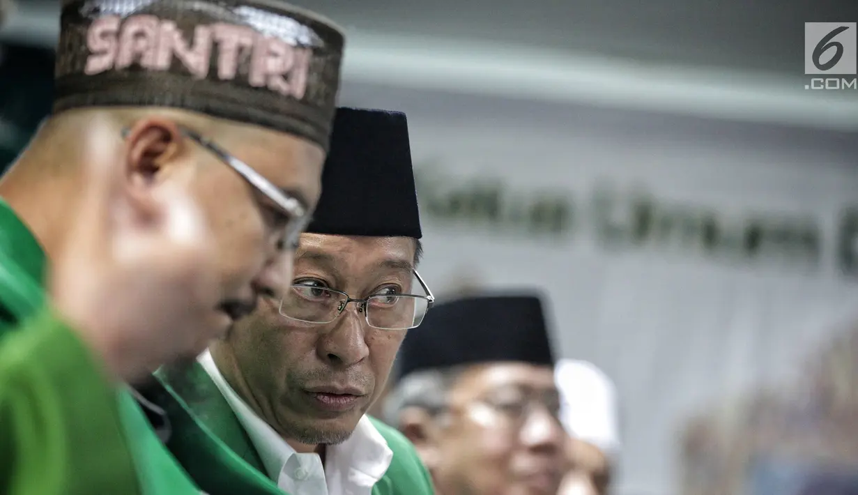 Ketua Umum PPP versi Muktamar Jakarta, Humphrey Djemat dalam jumpa pers di kantornya, Rabu (6/2). Humphrey menilai langkah PPP kubu Romahurmuziy melaporkannya ke kepolisian berkaitan pilpres 2019 yang mendukung Prabowo-Sandi. (Liputan6.com/Faizal Fanani)