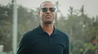 Pelatih Timnas Indonesia, Patrick Kluivert, beserta asistennya, Alex Pastoor, mengunjungi Bali United Training Center, Gianyar, pada Rabu (21/5/2025). (Bola.com/Dok.Instagram Bali United).