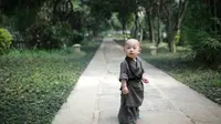Seorang bayi sedang menjadi trending topic di Tiongkok selama seminggu terakhir. Pasalnya bayi berusia satu tahun ini menjadi biarawan.