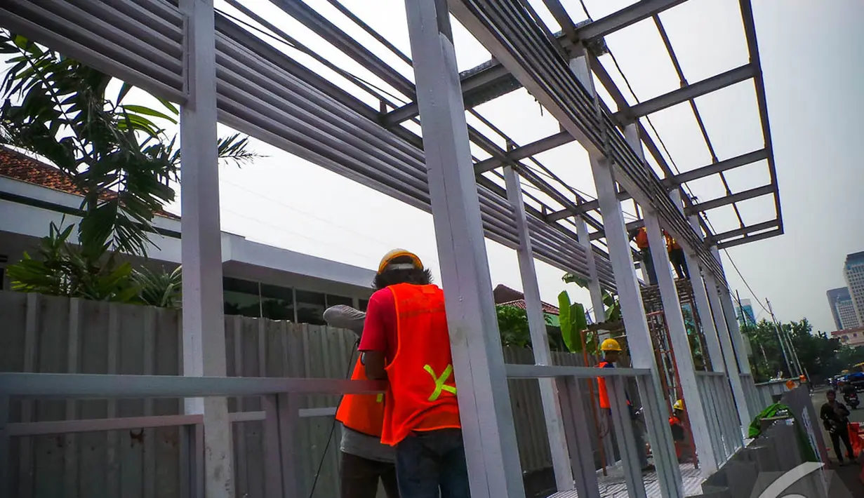 Pengerjaan halte tersebut juga imbas pembangunan proyek mass rapid transit (MRT) yang menggunakan ruas jalan tersebut, Jakarta, Sabtu (6/9/2014) (Liputan6.com/FAizal Fanani)