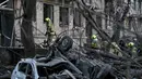 Tim penyelamat Ukraina melakukan upaya pencarian korban di lokasi serangan rudal Rusia di Kyiv, Kamis 24 April 2025. (Genya SAVILOV/AFP)