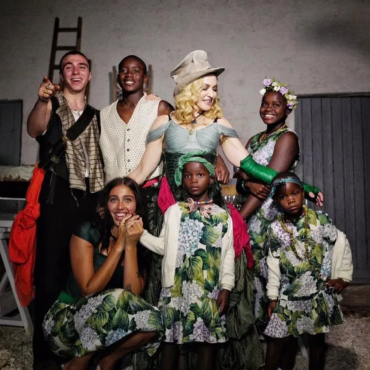 Madonna sedang bersama anak-anaknya. (Instagram - @madonna)