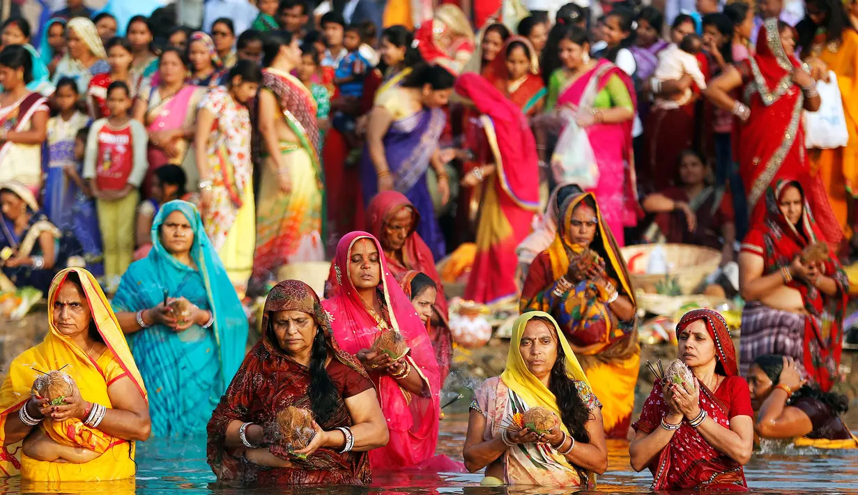 Umat Hindu memadati sungai Sabarmati untuk mengikuti festival keagamaan Chhat Puja di Ahmedabad, India (6/11). Ritual ini bentuk terima kasih mereka kepada Dewa Matahari  yang telah meberikan kehidupan. (Reuters/ Amit Dave)