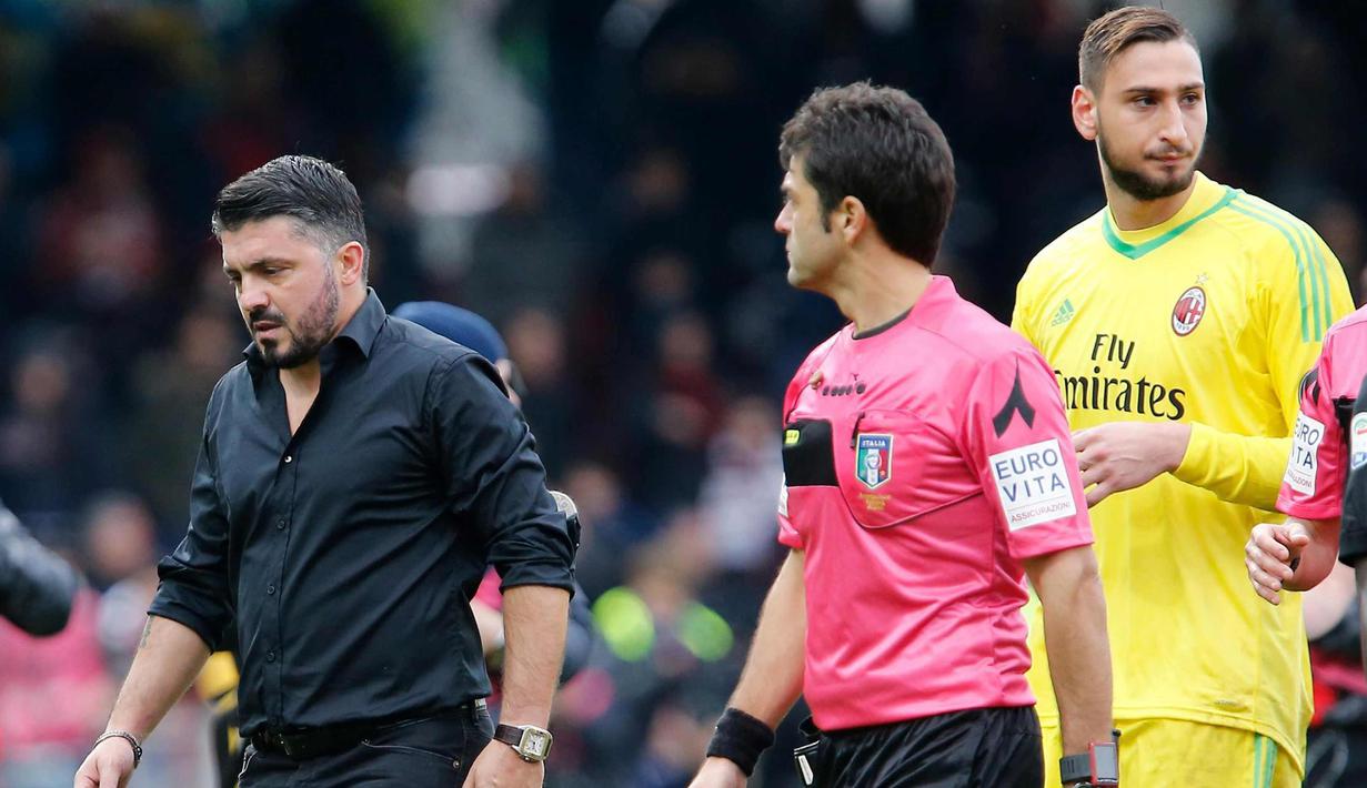 Pelatih AC Milan, Gennaro Gattuso (kiri) tertunduk lesu usai pertandingan melawan Benevento pada lanjutan Liga Serie A Italia di Italia (3/12). Dalam debutnya Gattuso hanya membawa Milan bermain imbang Benevento. (Mario Taddeo/ANSA via AP)