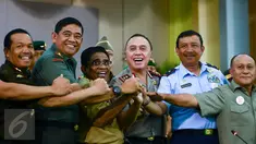 Plt Gubernur DKI Jakarta Sumarsono, Kapolda Metro Jaya Irjen M Iriawan, Pangdam Jaya Mayjen TNI Jaswandi foto bersama usai konfrensi pers pengamanan Pilgub DKI 2017 putaran kedua di Aula Sudirman, Jakarta Timur, Kamis (13/4). (Liputan6.com/Yoppy Renato)