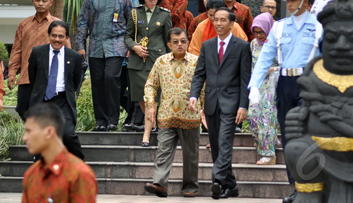 Presiden Jokowi (kanan) berbincang dengan Wapres Jusuf Kalla (kanan) sebelum menaiki pesawat kepresidenan di Bandara Halim Perdanakusuma, Jakarta, Minggu (22/3). Presiden melakukan kunjungan kenegaraan ke Jepang dan Tiongkok. (Liputan6.com/Faizal Fanani)