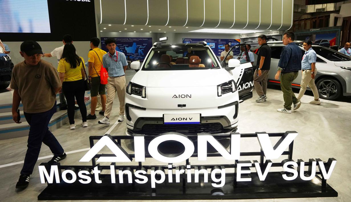 Berlangsung di JIExpo Kemayoran, Jakarta, hingga 15 Februari 2026, IIMS 2026, tidak hanya menghadirkan kendaraan bermesin konvensional dan hybrid, sejumlah pabrikan otomotif memanfaatkan ajang tersebut untuk meluncurkan mobil listrik terbaru mereka, Tampak dalam foto, pengunjung melihat Aion V, sedan listrik dari produsen mobil Tiongkok GAC, selama Pameran Otomotif Internasional Indonesia di Jakarta, Sabtu 7 Februari 2026. (AP Photo/Tatan Syuflana)