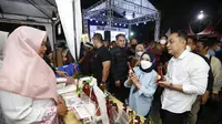 Eri Cahyadi menikmati festival bazar Usaha Mikro Kecil dan Menengah (UMKM) di Bundaran G-Walk Surabaya. (Dian Kurniawan/Liputan6.com)