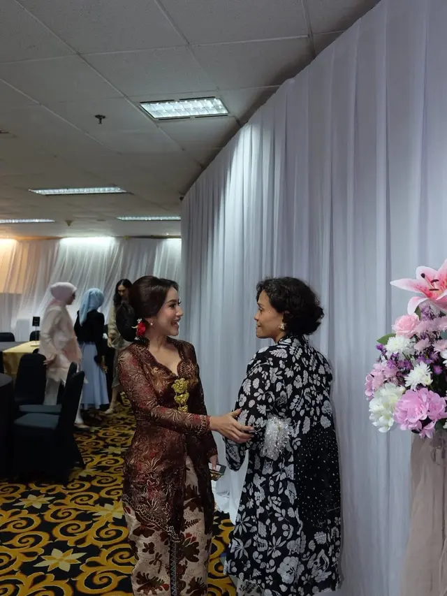 6 Detail Penampilan Risma Nilawati di RA Kartini Award, Kebaya Modern Memukau