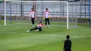 <p>Kiper Timnas Indonesia U-20, Ikram Al Giffari (tengah) menangkap bola saat latihan resmi menjelang Kualifikasi Piala Asia U-20 2025 yang berlangsung di Lapangan A, Stadion Utama Gelora Bung Karno (SUGBK), Senayan, Jakarta, Selasa (24/09/2024). (Bola.com/Bagaskara Lazuardi)</p>