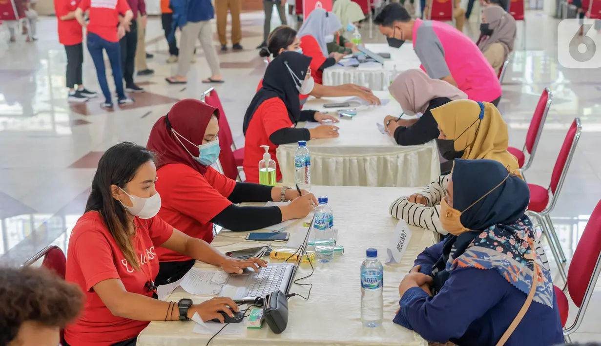 Warga saat registrasi di sentra vaksinasi Covid-19 GSG Istana Kana Cikampek, Sabtu (14/08/2021). Sentra vaksinasi Covid-19 ini mampu melakukan 1.250 vaksinasi dosis pertama setiap hari dengan menggunakan platform Halodoc. (Liputan6.com/HO/Ading)