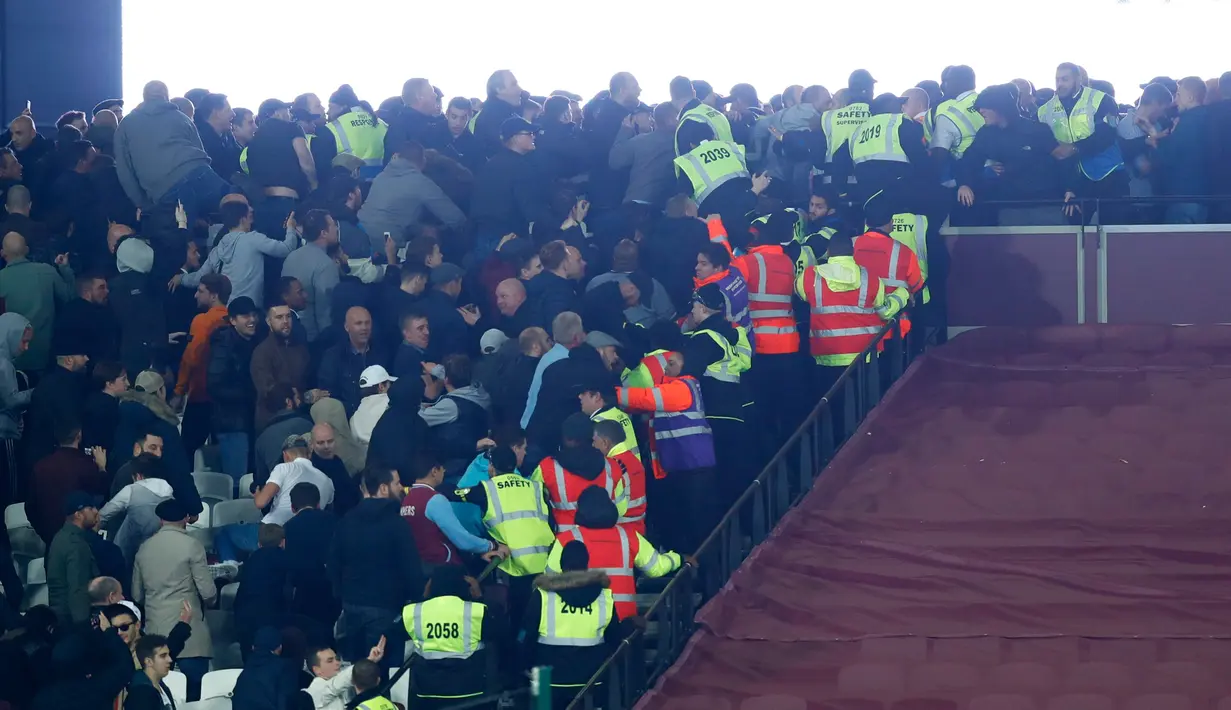 Keributan para kedua pendukung sepakbola Westham United dan Chelsea setelah pertandingan Piala Liga Inggris di Stadion London, Inggris (26/10).  (Reuters/Eddie Keogh)