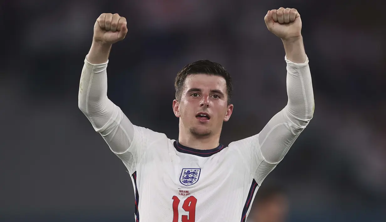 Layaknya saat bermain untuk Chelsea, Mason Mount punya peran penting di lini tengah Inggris. Terbukti, satu assist Mount saat Inggris melumat Ukraina di laga terakhir jadi fakta sah peran vitalnya. (Foto: AP/Pool/Lars Baron)