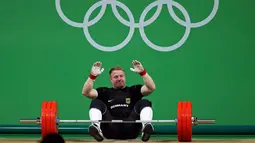 Wajah kecewa atlet asal Jerman, Jurgen Spiess saat gagal mengangkat pada kejuaraan angkat besi 105 kg Putra di Olimpiade Rio 2016 di Riocentro, Pavilion 2, Rio de Janeiro, Brasil, (15/8). (REUTERS / Stoyan Nenov)