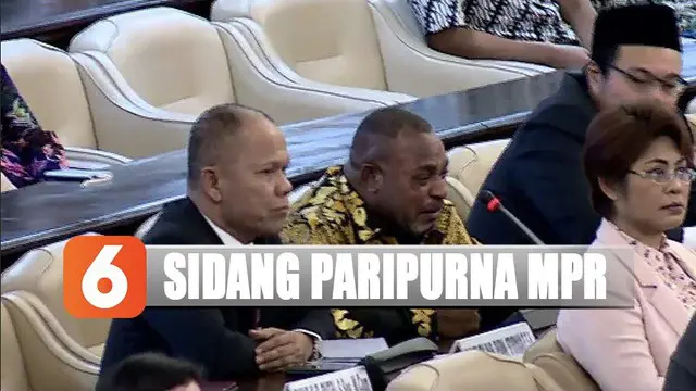 Seorang anggota MPR asal Papua menangis saat sidang paripurna karena perdebatan yang bertele-tele dalam pemilihan ketua MPR.