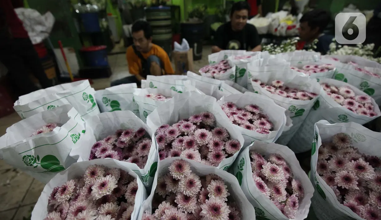 Pedagang menunggu pembeli di Pasar Rawa Belong, Jakarta, Jumat (29/10/2021). Para pedagang bunga di Pasar Bunga Rawa Belong mulai kembali mendapatkan pembeli dengan skala besar untuk acara-acara pernikahan atau acara besar lainnya. (Liputan6.com/Johan Tallo)