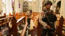 Petugas Brimob melakukan sterilisasi sebelum misa Kamis Putih di Gereja Katedral, Jakarta, Kamis (13/4). Sterilisasi ini untuk memberikan rasa aman kepada umat Katolik yang melaksanakan rangkaian misa Tri Hari Suci Paskah. (Liputan6.com/Gempur M Surya)