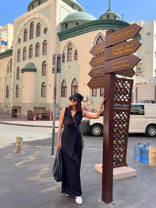 Penampilan Donna Agnesia dengan outfit serta hitam ini juga curi perhatian. Dirinya bahkan disebut bak anak muda dengan gaya penampilan kasualnya saat liburan. (Liputan6.com/IG/@dagnesia)
