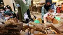 Pengunjung melihat hewan bunglon di atrium Lippo Mall Kemang, Jakarta, Jumat (10/12/2021). Kehadiran hewan tropis peliharaan hingga 9 Januari 2022 mengajak keluarga khususnya anak-anak dibawah 12 tahun untuk menikmati hiburan dan edukasi mengenal habitat tropical. (Liputan6.com/Fery Pradolo)