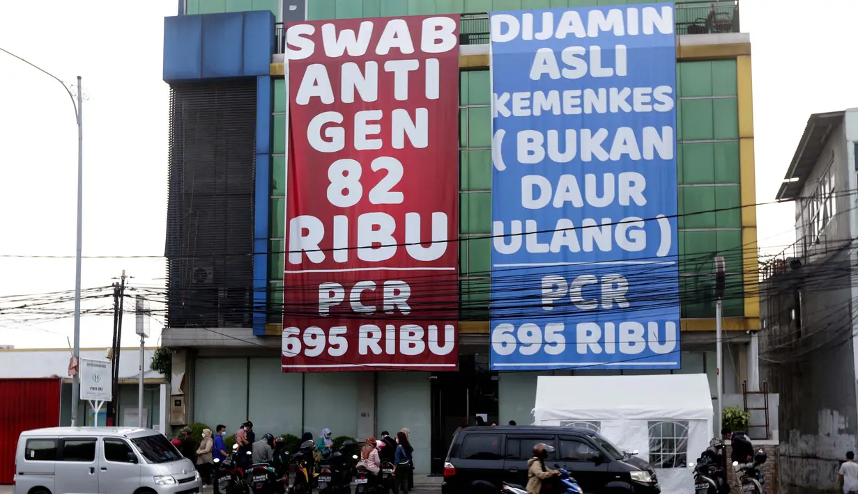 Spanduk penawaran harga tes cepat COVID-19 terpampang di salah satu klinik di Jalan Warung Buncit Raya, Jakarta, Rabu (30/6/2021). Tingginya animo masyarakat untuk melakukan tes cepat COVID-19 berimbas pada penawaran harga yang bervariasi di beberapa klinik. (Liputan6.com/Helmi Fithriansyah)