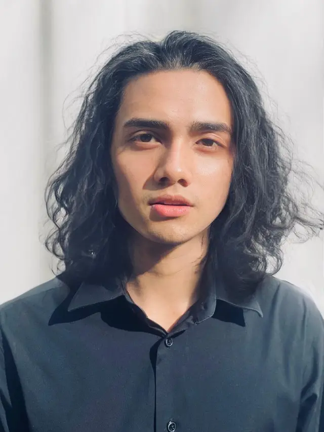 6 Potret Naufal Azrin, Penyanyi Lagu 'Casablanca' Asal Malaysia yang Sedang Viral