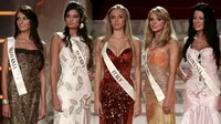 Miss Turki tahun 2006, Merve Buyuksarac (kedua dari kiri). (Reuters)