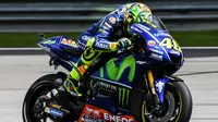 Pembalap Movistar Yamaha, Valentino Rossi (MOHD RASFAN / AFP)