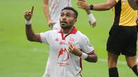 Bek kiri Malut United mencetak gol spektakuler dari luar kotak penalti ke gawang Persija Jakarta dalam laga pekan ketiga BRI Super League 2025/2026 di Jakarta International Stadium (JIS), Sabtu (23/8/2025). (Bola.com/Abdul Aziz)
