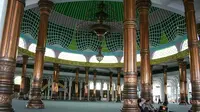 Bagian dalam Masjid Seribu Tiang terlihat megah dengan tiang berwarna keemasan (Liputan6.com/Bangun Santoso)