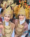 Raffi dan Nagita mengunjungi kampung halaman Zulkifli Hasan di Desa Way Pisang, Lampung Selatan. Nagita dan Putri Zulkifli Hasan berkesempatan mengenakan baju adat pengantin perempuan Lampung pesisir. [@putri_zulhas]