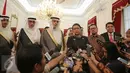 Menlu Retno LP Marsudi memberikan keterangan pers usai mengadakan pertemuan dengan delegasi Arab Saudi di Istana Merdeka, Jakarta, Selasa (20/10/2015). Pertemuan membahas kerjasama dalam bidang ekonomi khususnya perminyakan. (Liputan6.com/Faizal Fanani)