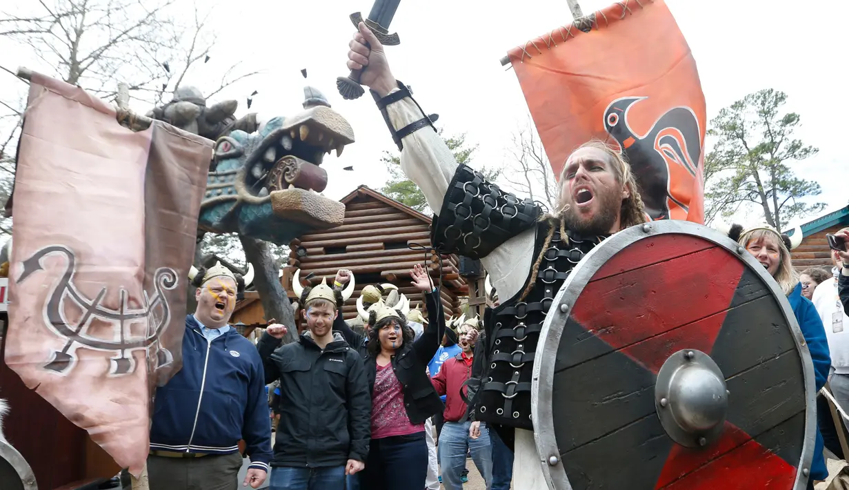Ekpresi pengunjung yang mengenakan kostum saat ingin menikmati wahana permainan di Busch Gardens di Williamsburg, Virginia (7/4). Pengunjung berdandan dan mengenakan kostum yang bertemakan Viking. (AP Photo/Steve Helber)