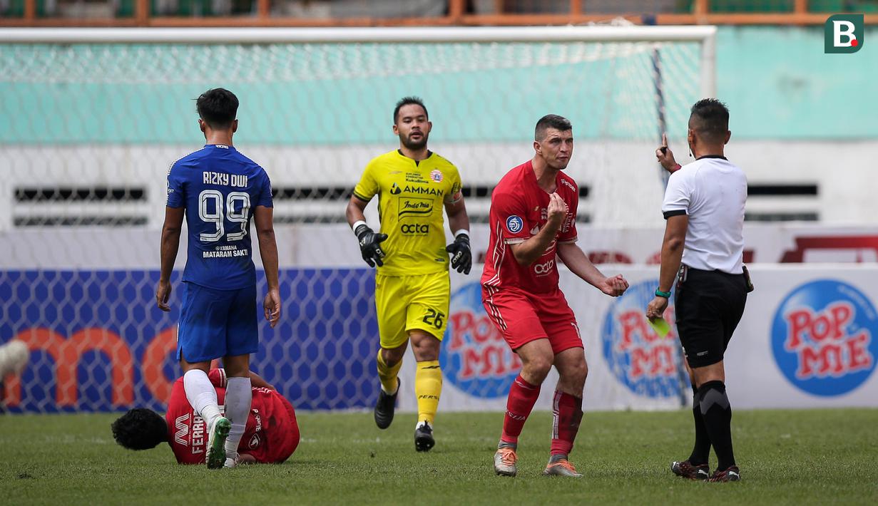 <p>Pemain Persija Jakarta, Ondrej Kudela memprotes keputusan wasit saat laga lanjutan BRI Liga 1 2022/2023 antara Persija Jakarta melawan PSIS Semarang di Stadion Wibawa Mukti, Cikarang, Kamis (16/03/2023). (Bola.com/Bagaskara Lazuardi)</p>