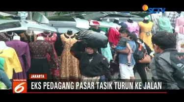 Lahan jadi objek sengketa, ratusan pedagang Pasar Tasik menjajakan barangnya di sepanjang Jembatan Bongkaran Tanah Abang, Jakarta Pusat.