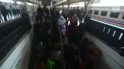 Penumpang menuruni eskalator saat tiba di Stasiun Senen, Jakarta, Senin (18/6). Belum terjadi lonjakan pemudik pada arus balik tiga hari setelah Lebaran. (Merdeka.com/Imam Buhori)