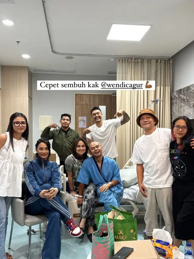 Momen haru selebriti jenguk Wendy Cagur. (credit:instagram.com/eri.carl)