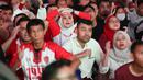 Fans Garuda tampak tegang pada saat nonton bareng pertandingan Timnas Indonesia vs China di Kompleks Stadion Utama Gelora Bung Karno (SUGBK), Senayan, Jakarta, Selasa (15/10/2024) malam WIB. (Bola.com/Abdul Aziz)