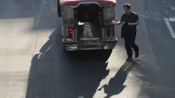 Pemerintah Filipina mengambil langkah darurat untuk memastikan pasokan bahan bakar tetap aman di tengah gejolak krisis di Timur Tengah. Tampak dalam foto, seorang penumpang menaiki jeepney di kota Pasay, Filipina, pada Senin, 23 Maret 2026. (AP Photo/Aaron Favila)