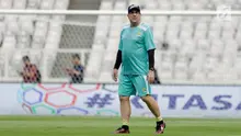 Pelatih Persib Robert Rene Alberts saat memantau anak asuhnya berlatih di SUGBK, Jakarta, Selasa (9/7/2019). Persib siap memberi kejutan saat menghadapi Persija Jakarta pada pekan kedelapan Shopee Liga 1 2019. (Bola.com/Yoppy Renato Manalu)