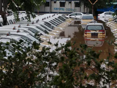 Kondisi dan suasana Pool Taksi Express di kawasan Tanah Kusir yang terendam banjir, Jakarta, Rabu (1/1/2020). Hujan yang terus mengguyur Jakarta sejak Selasa sore (31/12/2019) mengakibatkan banjir di sejumlah titik di Jakarta. (Liputan6.com/Johan Tallo)