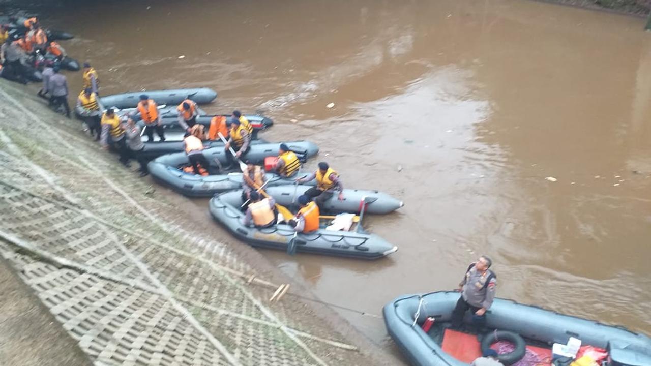 TNI-Polri Tanam 1.000 Pohon dan Bersih-Bersih Kali Ciliwung