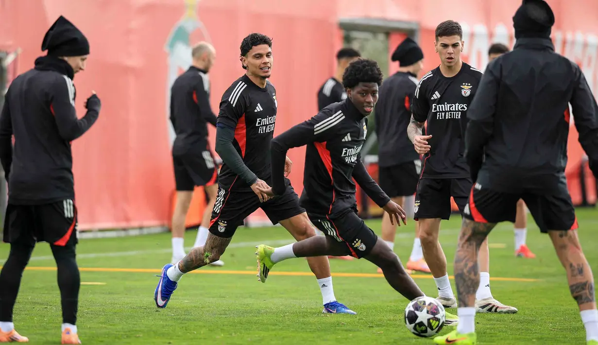Sementara, di sisi Real Madrid, laga ini menjadi misi balas dendam setelah kekalahan tersebut. Tampak dalam foto, gelandang SL Benfica asal Kolombia, Richard Rios (tengah) menghadiri sesi latihan menjelang leg pertama play-off Liga Champions 2025/2026 melawan Real Madrid di Kampus Benfica, Seixal, pinggiran Lisbon, Portugal, pada Senin 16 Februari 2026. (PATRICIA DE MELO MOREIRA/AFP)