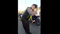 Hibur Pemudik yang Bosan, Kapolsek Kedawung Cirebon Berjoget